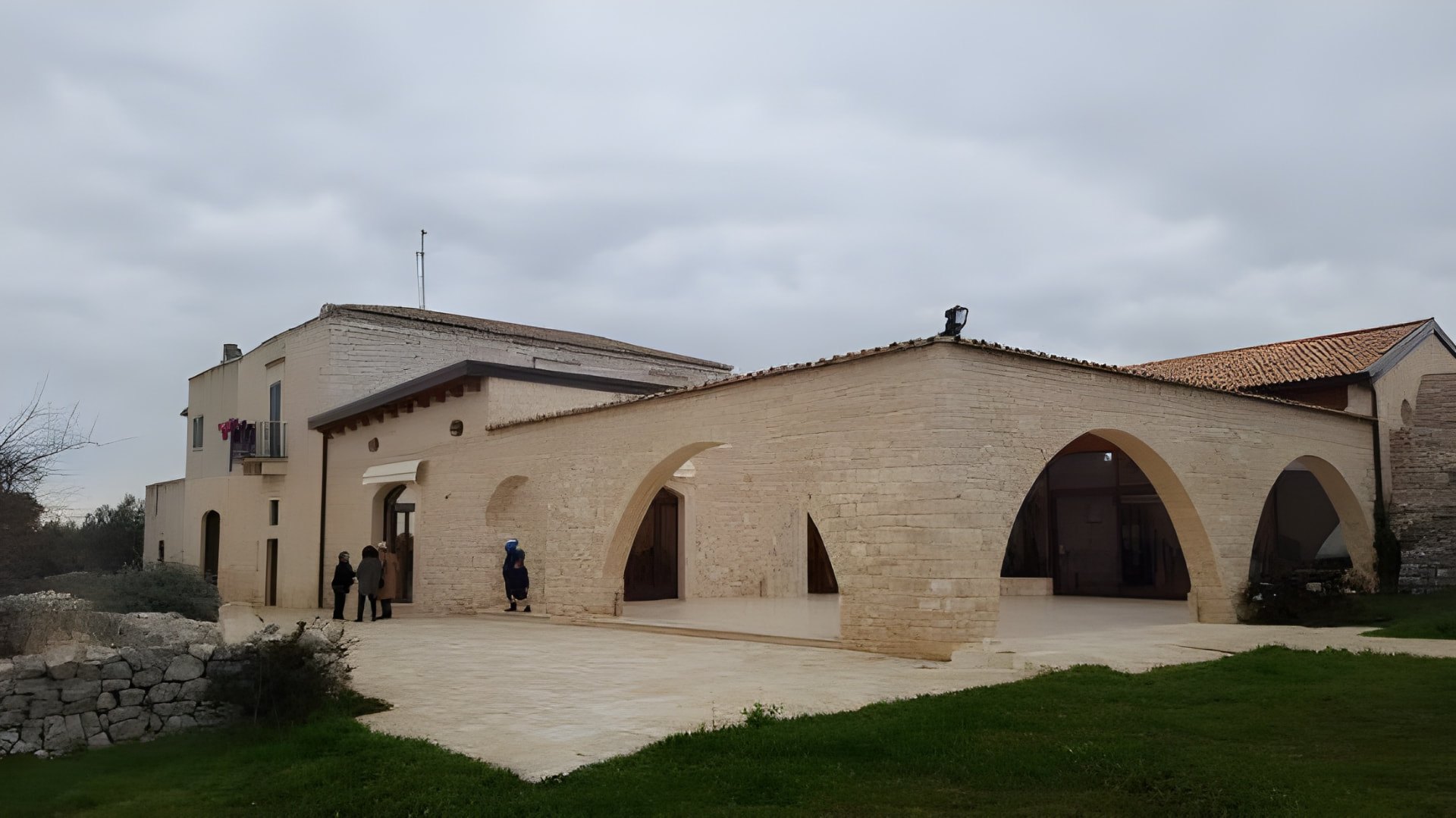 Agriturismo Ruvo di Puglia vista esterna: masseria in pietra con archi nella campagna della Murgia