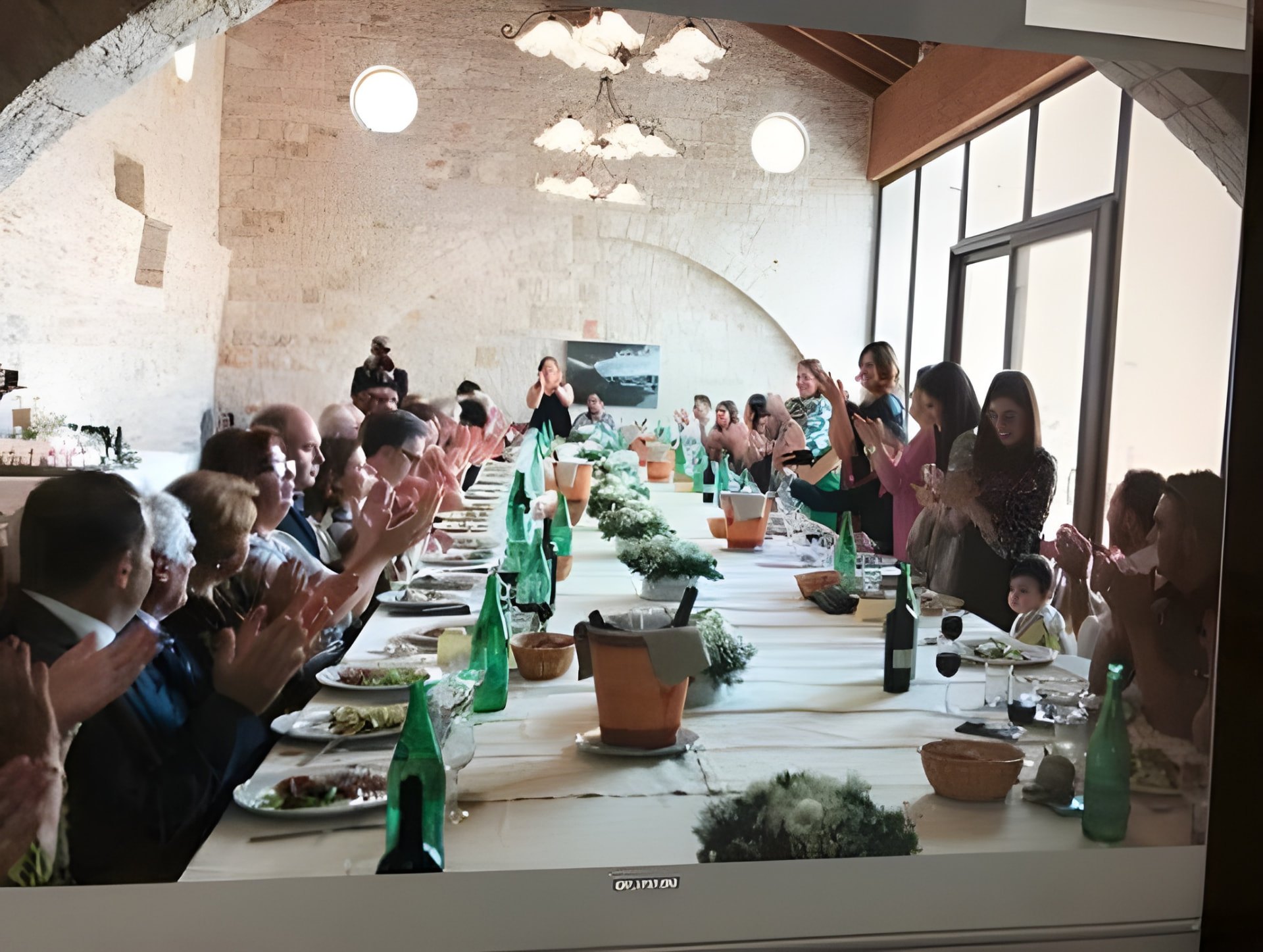 Pranzo tipico pugliese con ospiti nella sala dell'agriturismo a Ruvo di Puglia